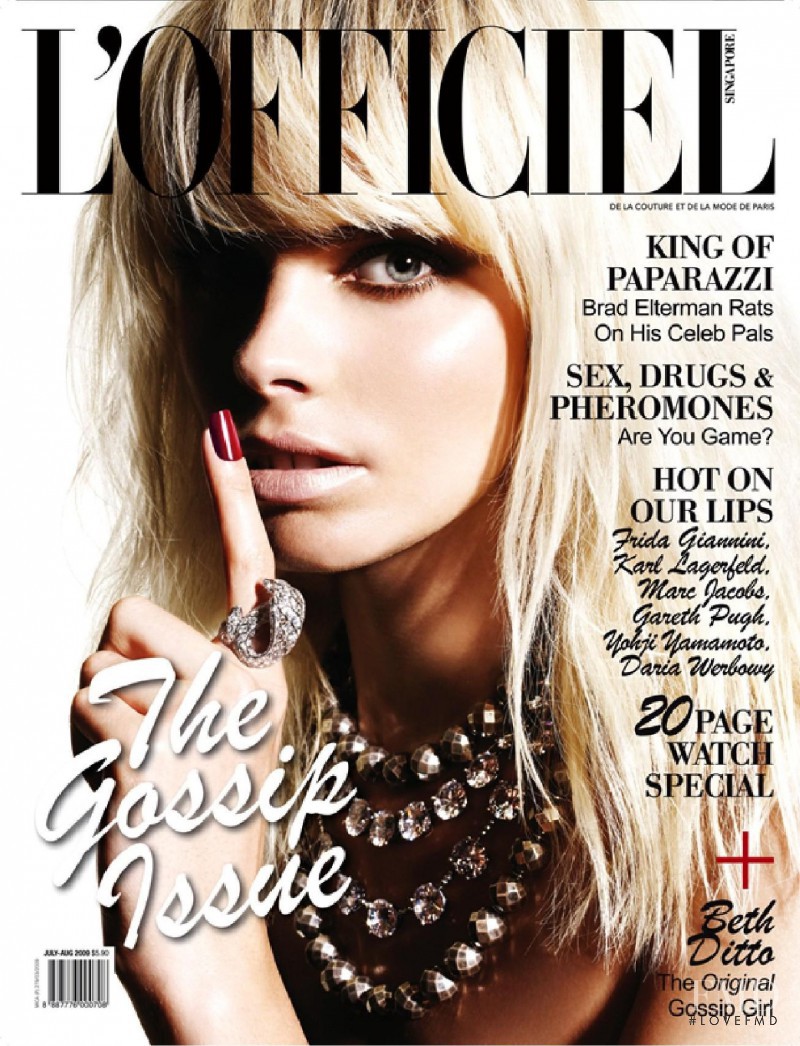  featured on the L\'Officiel Singapore cover from August 2009
