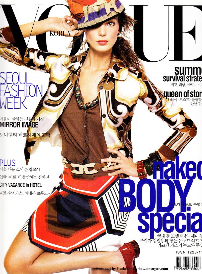 Daria Werbowy featured on the Vogue Korea cover from April 2005
