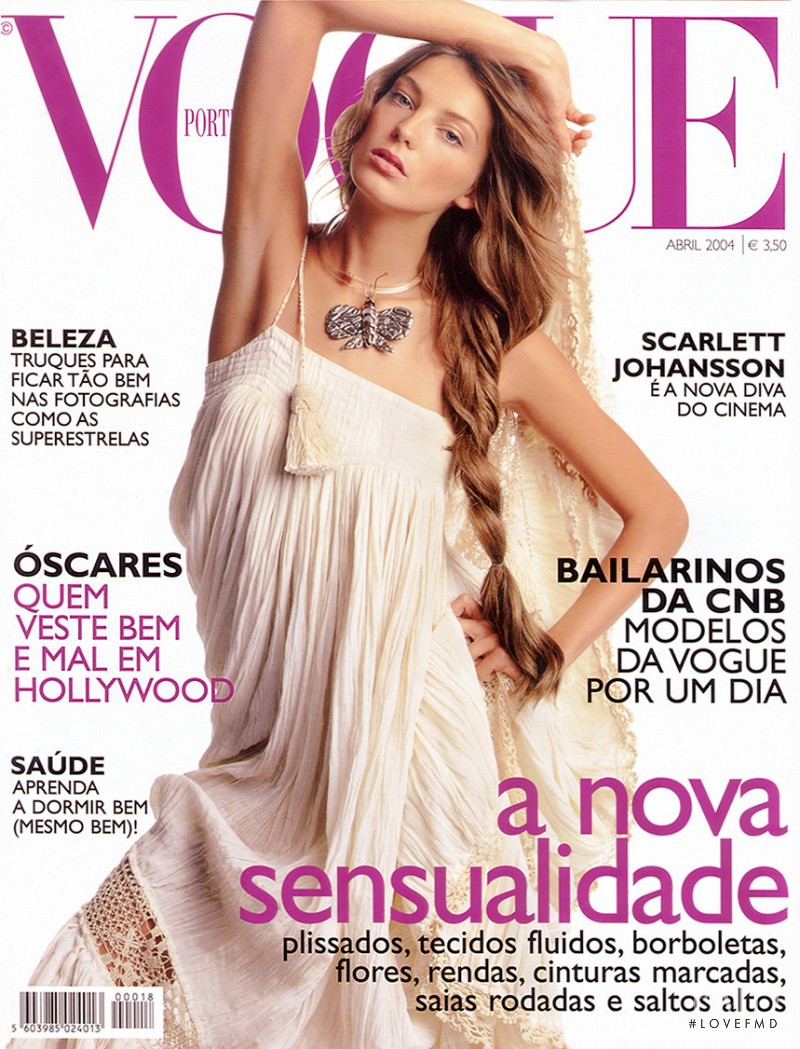 Daria Werbowy featured on the Vogue Portugal cover from April 2004