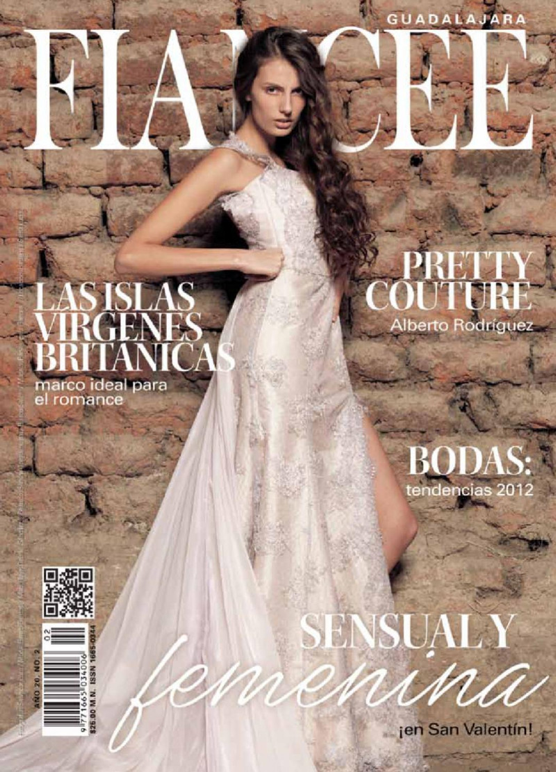  featured on the Fiancee Bodas Digital cover from February 2012