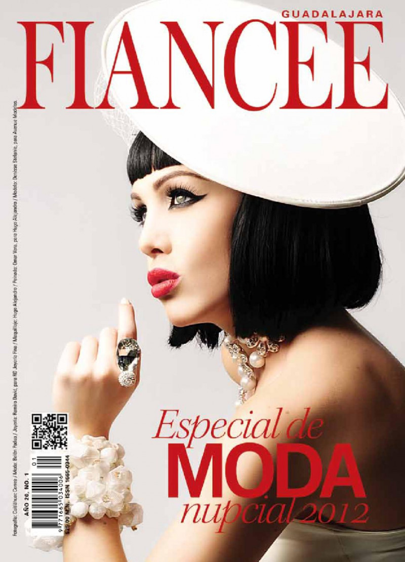  featured on the Fiancee Bodas Digital cover from January 2012