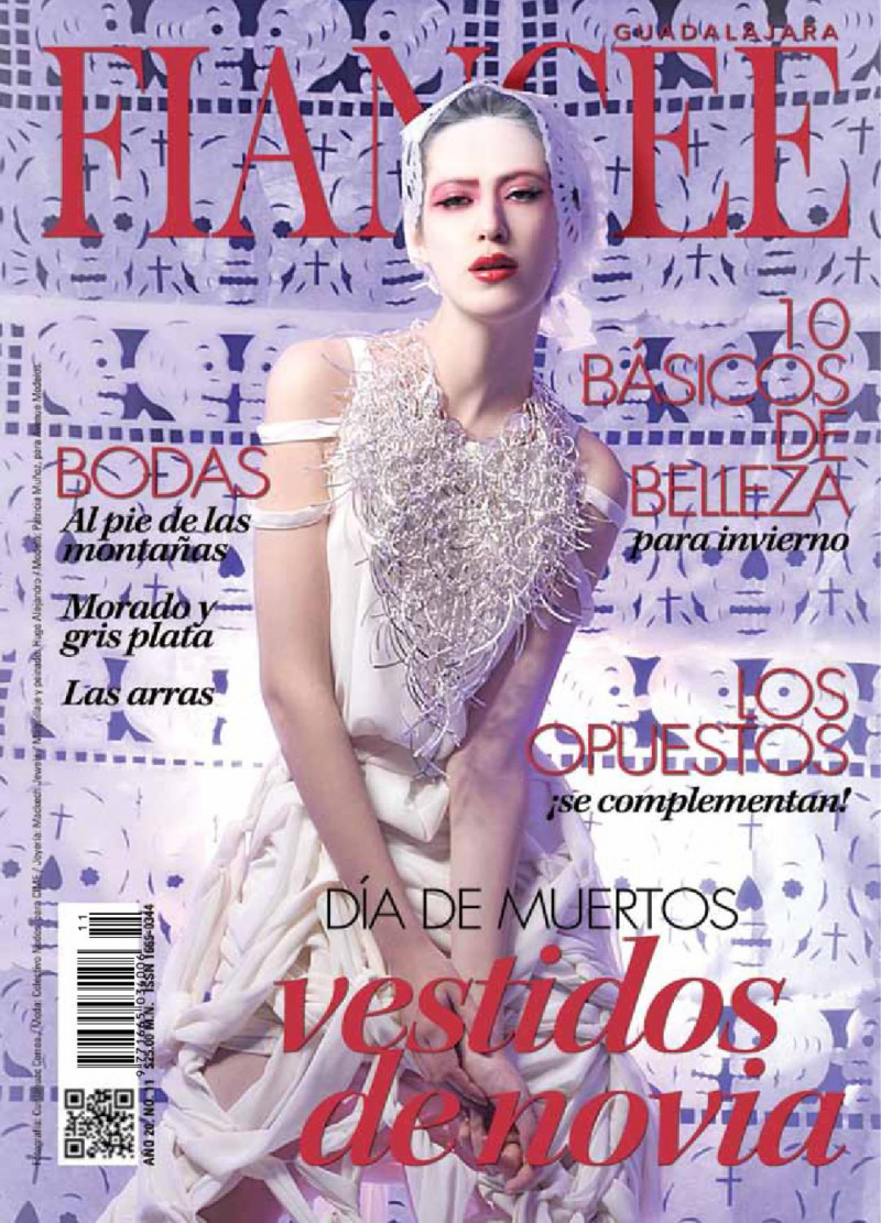  featured on the Fiancee Bodas Digital cover from November 2012