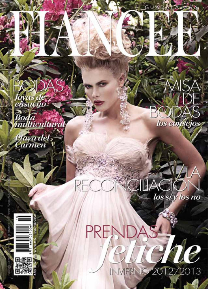  featured on the Fiancee Bodas Digital cover from October 2012