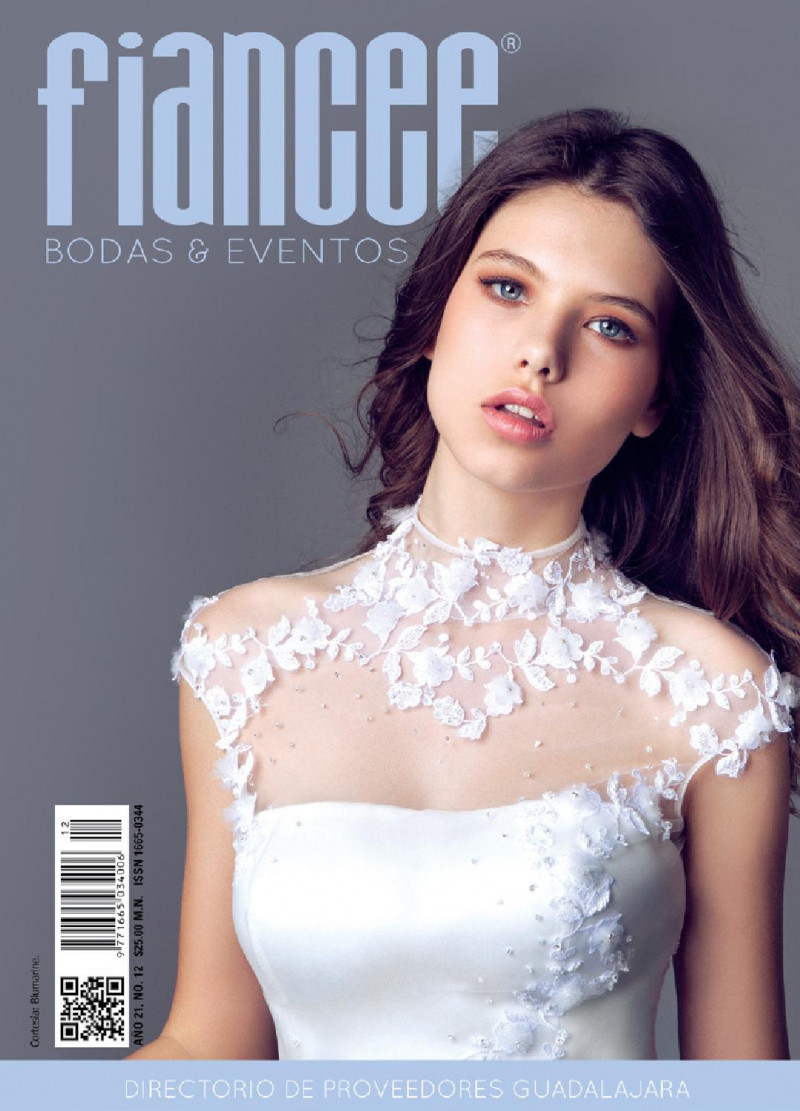  featured on the Fiancee Bodas Digital cover from December 2013