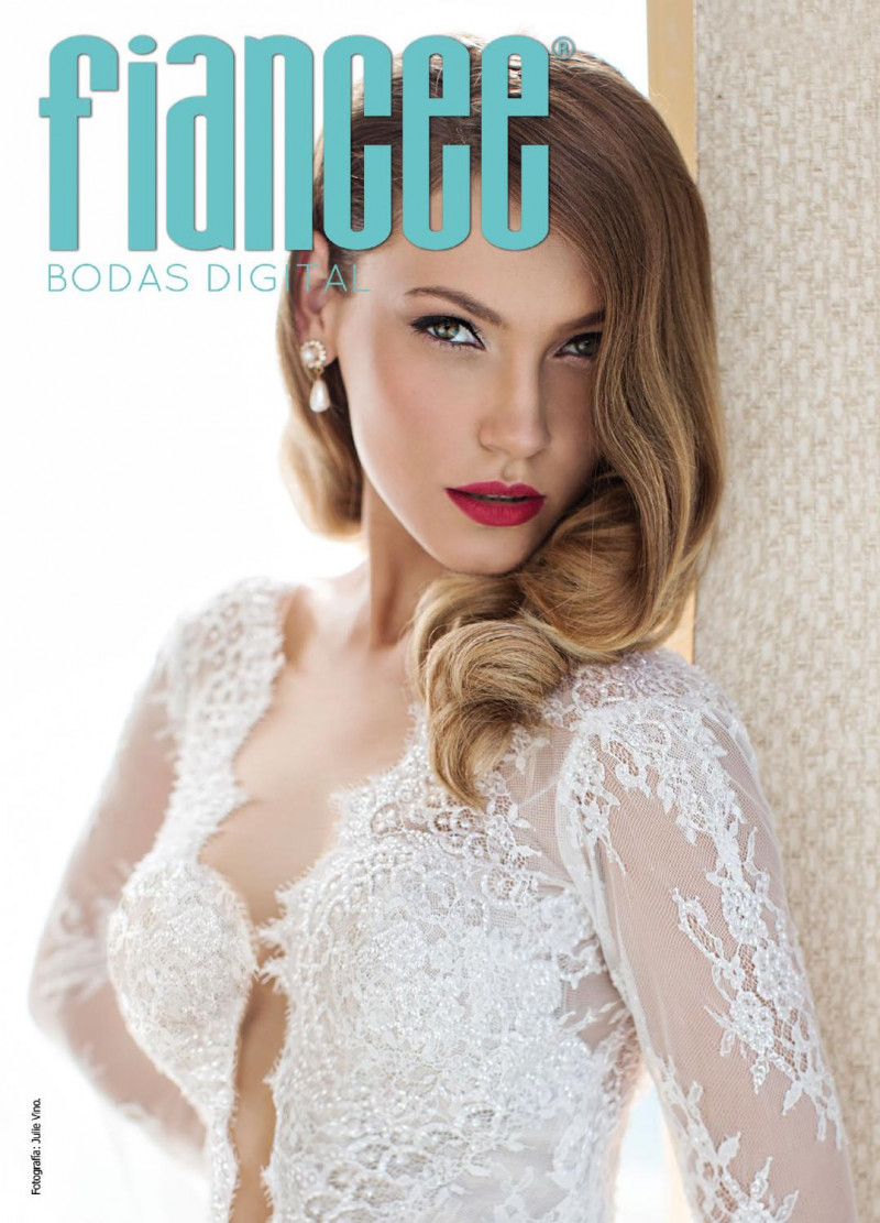  featured on the Fiancee Bodas Digital cover from August 2014