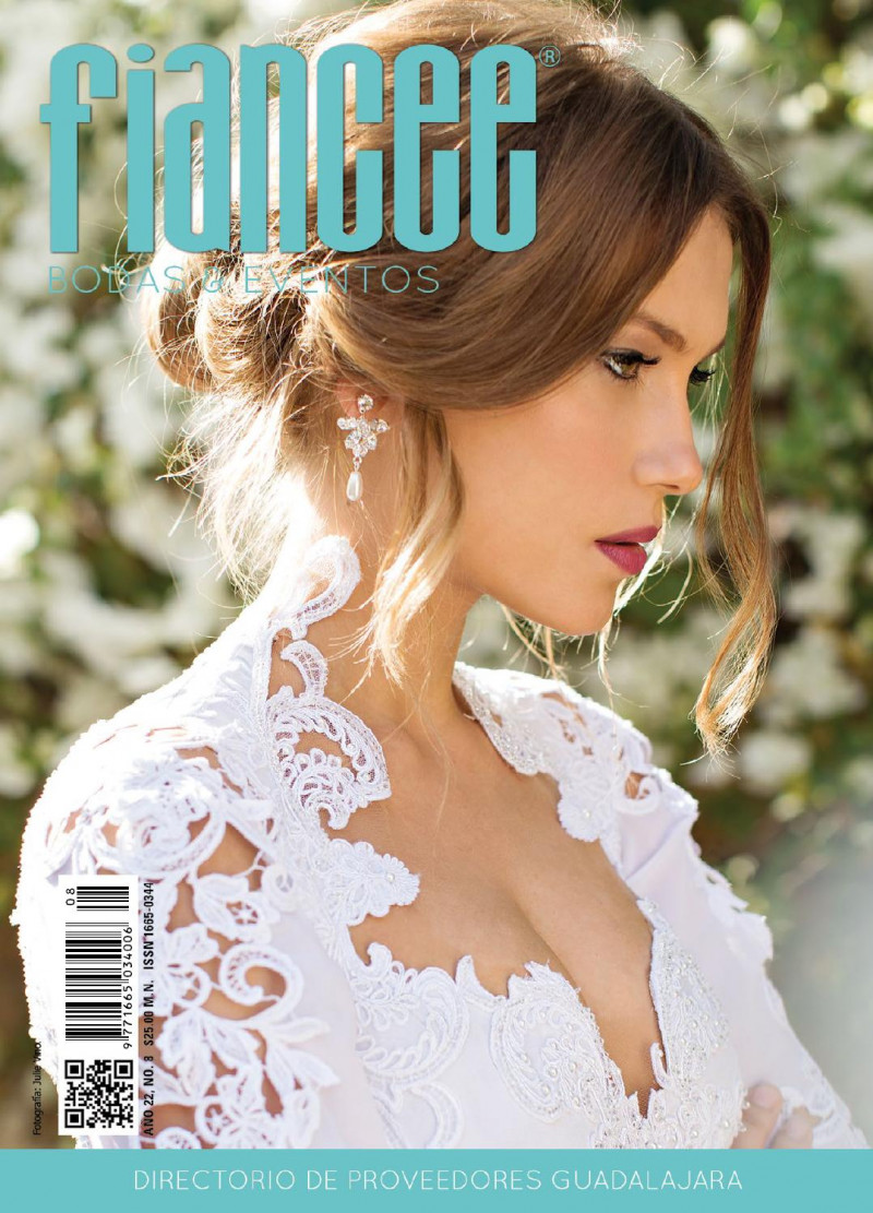  featured on the Fiancee Bodas Digital cover from August 2014