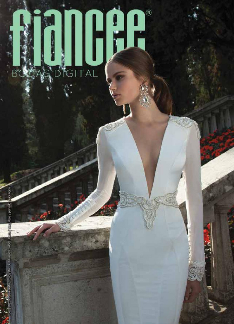  featured on the Fiancee Bodas Digital cover from March 2014