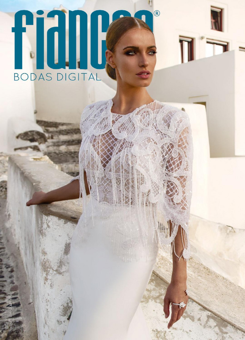  featured on the Fiancee Bodas Digital cover from December 2015