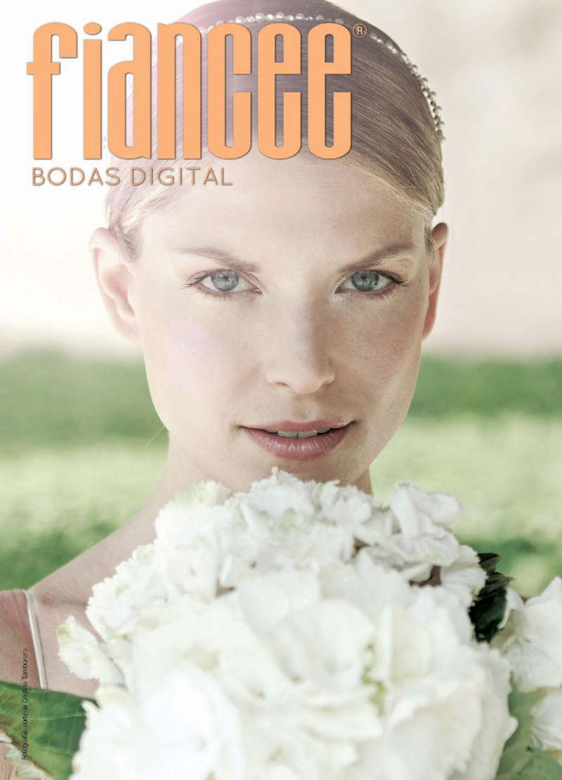  featured on the Fiancee Bodas Digital cover from March 2015