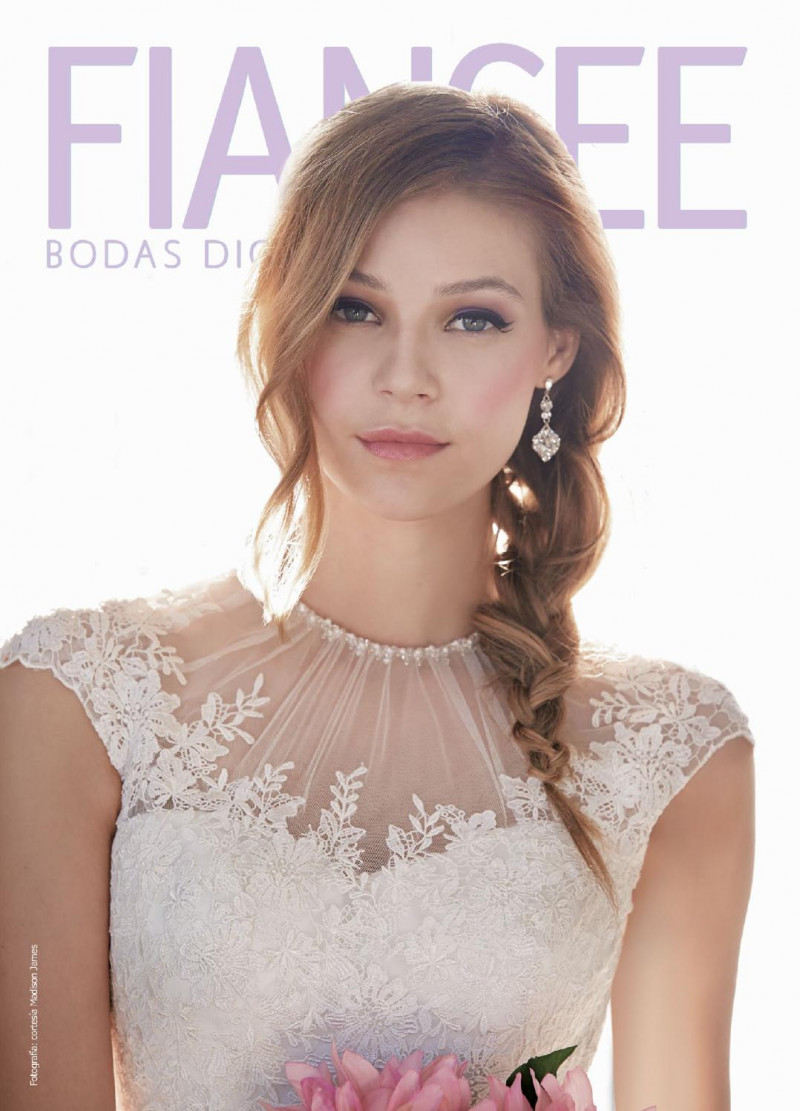  featured on the Fiancee Bodas Digital cover from April 2016