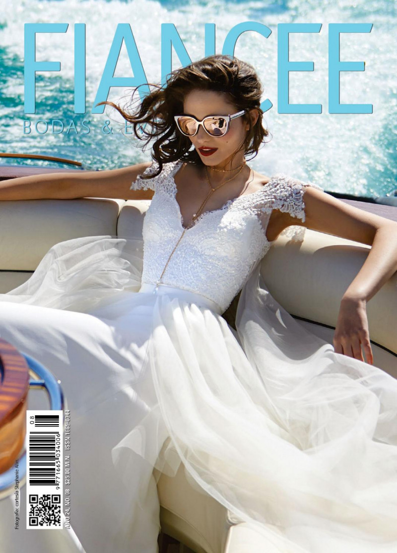  featured on the Fiancee Bodas Digital cover from August 2016