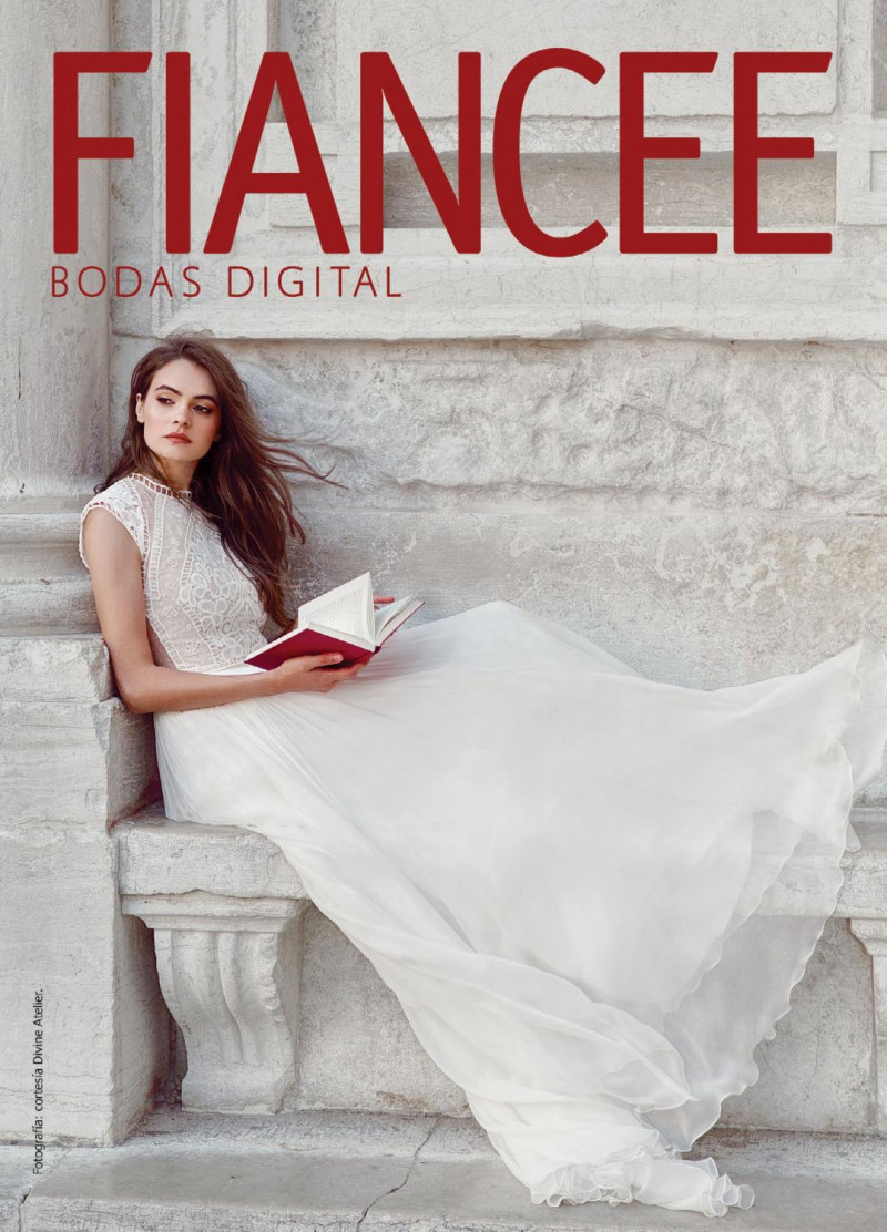  featured on the Fiancee Bodas Digital cover from December 2016