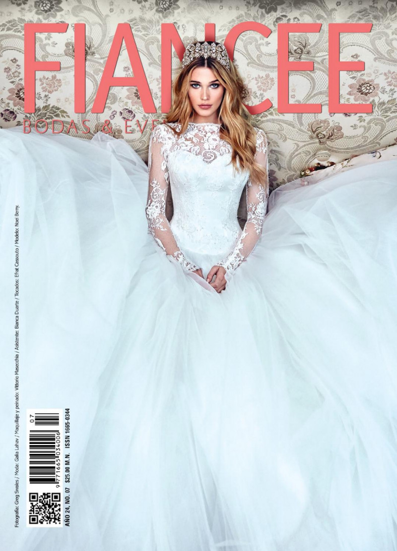 Noel Capri Berry featured on the Fiancee Bodas Digital cover from July 2016