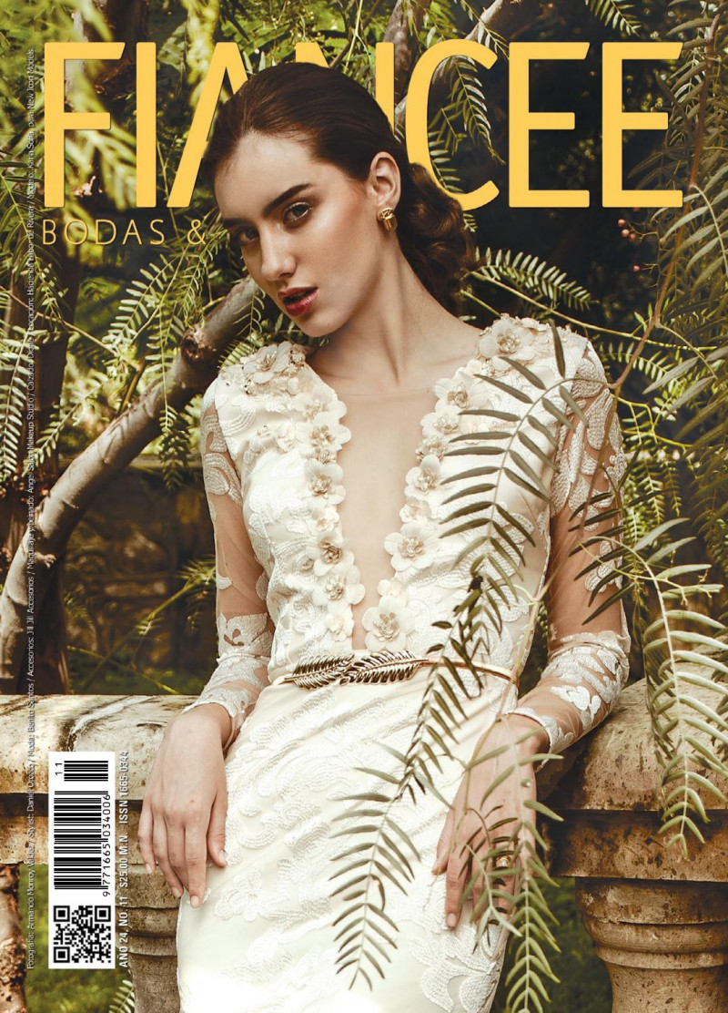 Karla Sofia featured on the Fiancee Bodas Digital cover from November 2016