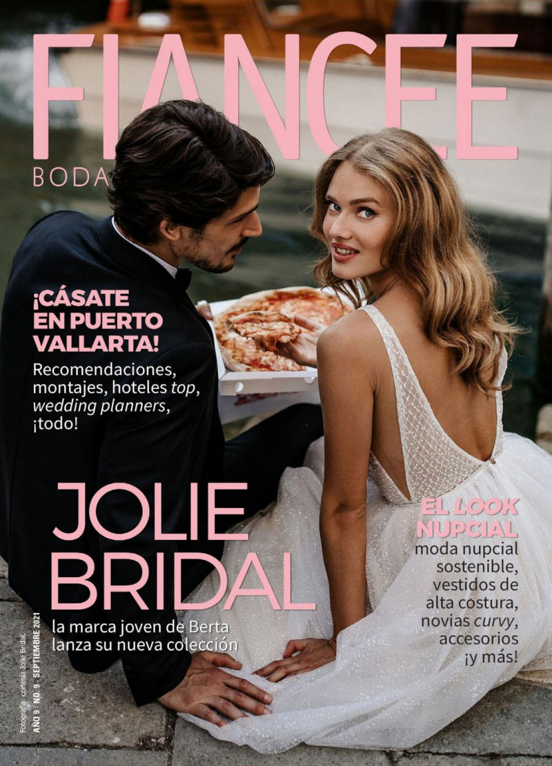  featured on the Fiancee Bodas Digital cover from September 2021