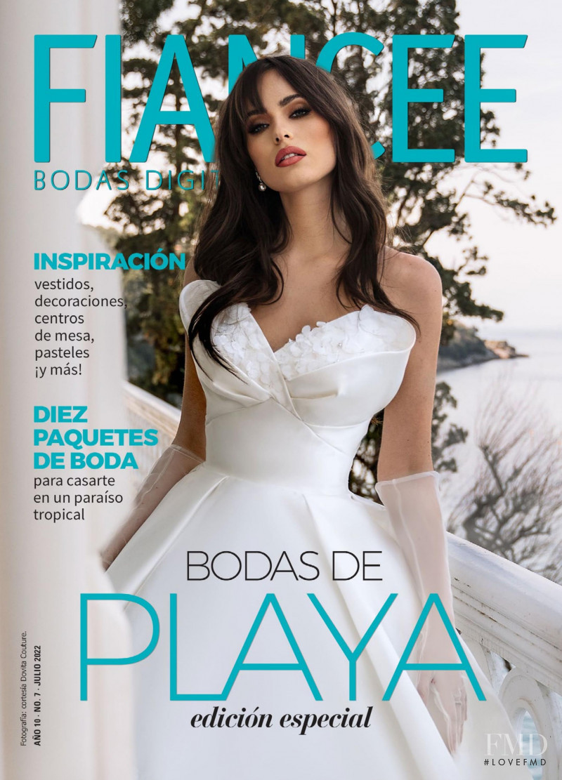  featured on the Fiancee Bodas Digital cover from July 2022