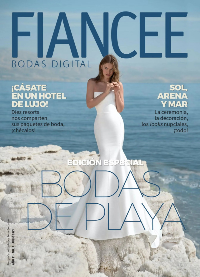  featured on the Fiancee Bodas Digital cover from July 2023