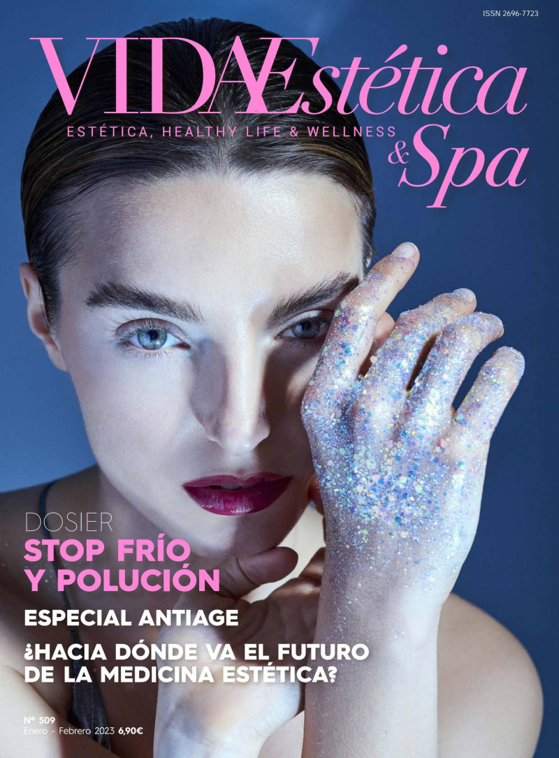 Carlota Dura featured on the Vida Estetica & Spa cover from January 2023