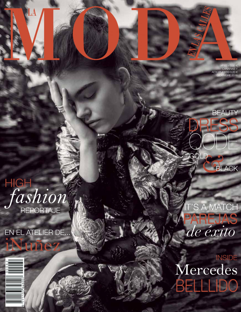 Ana Campos featured on the La Moda en las Calles cover from December 2016