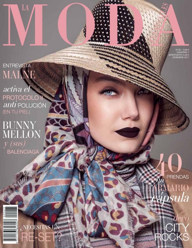 Laura Esti featured on the La Moda en las Calles cover from December 2017