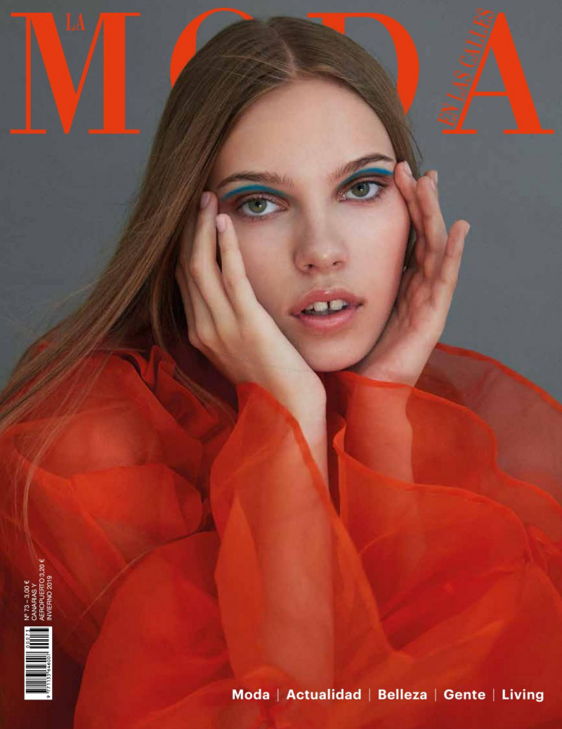 Valife Dotova featured on the La Moda en las Calles cover from December 2019