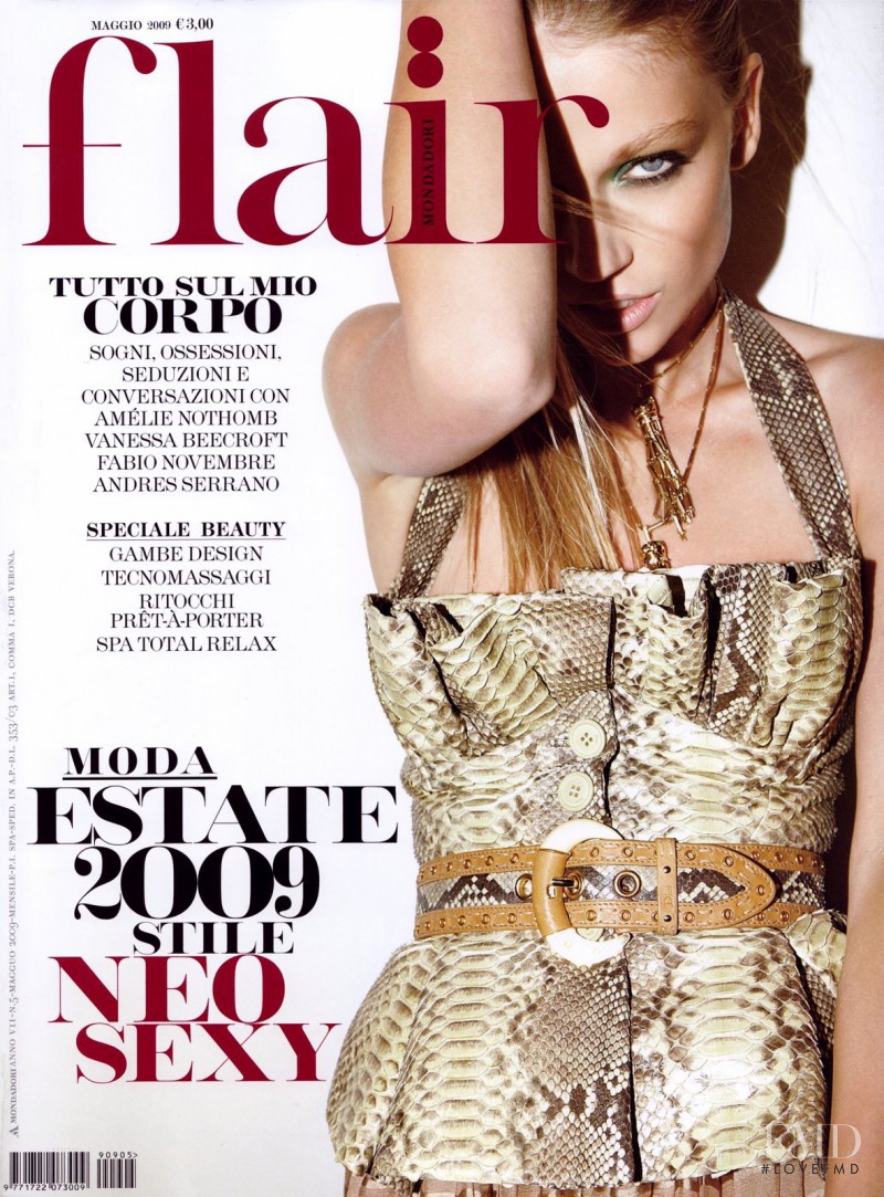 Masha Novoselova featured on the flair Italy cover from May 2009