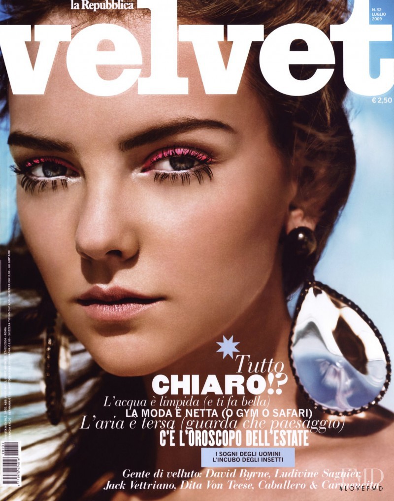 Heather Marks featured on the Velvet Italy cover from July 2009