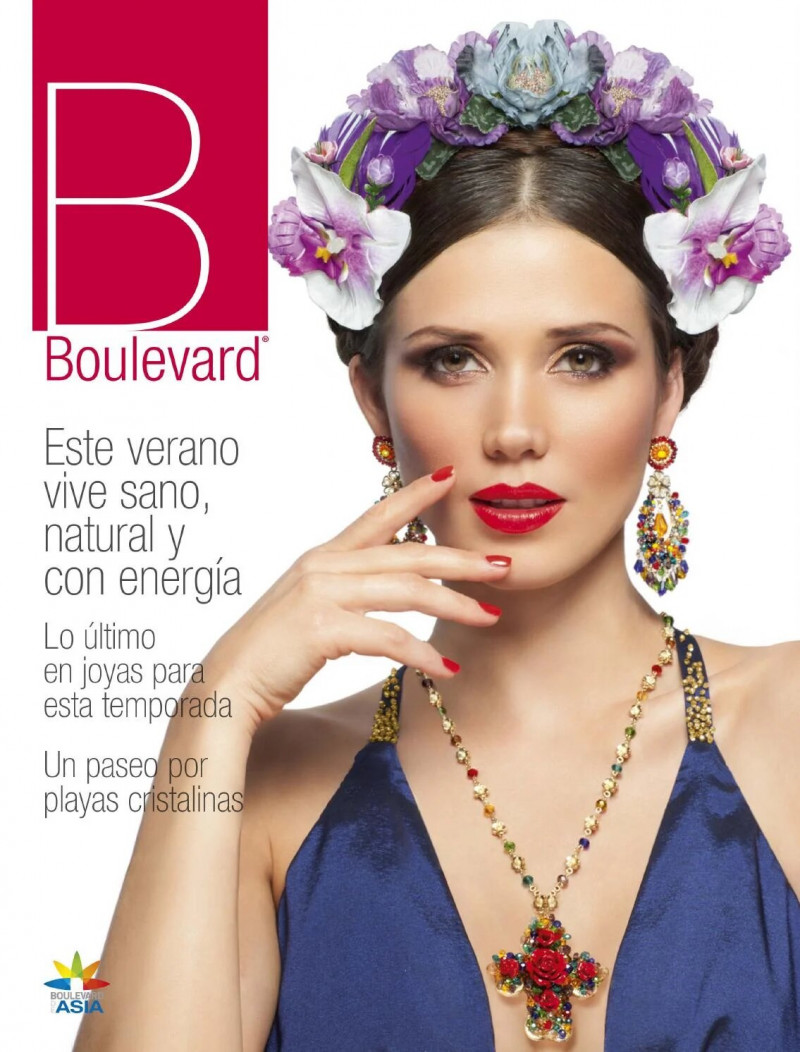 Maju Mantilla featured on the Revista Boulevard cover from January 2015