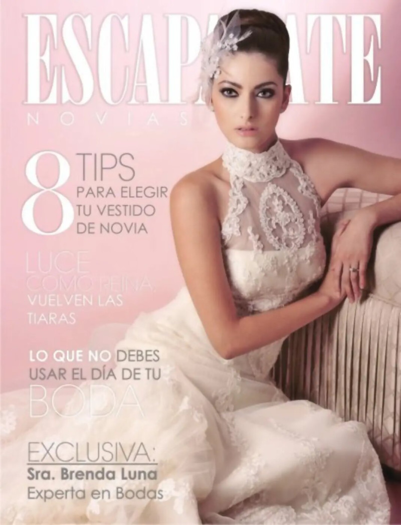 Maria Fernanda Padilla featured on the Escaparate Novias Mexico cover from July 2009