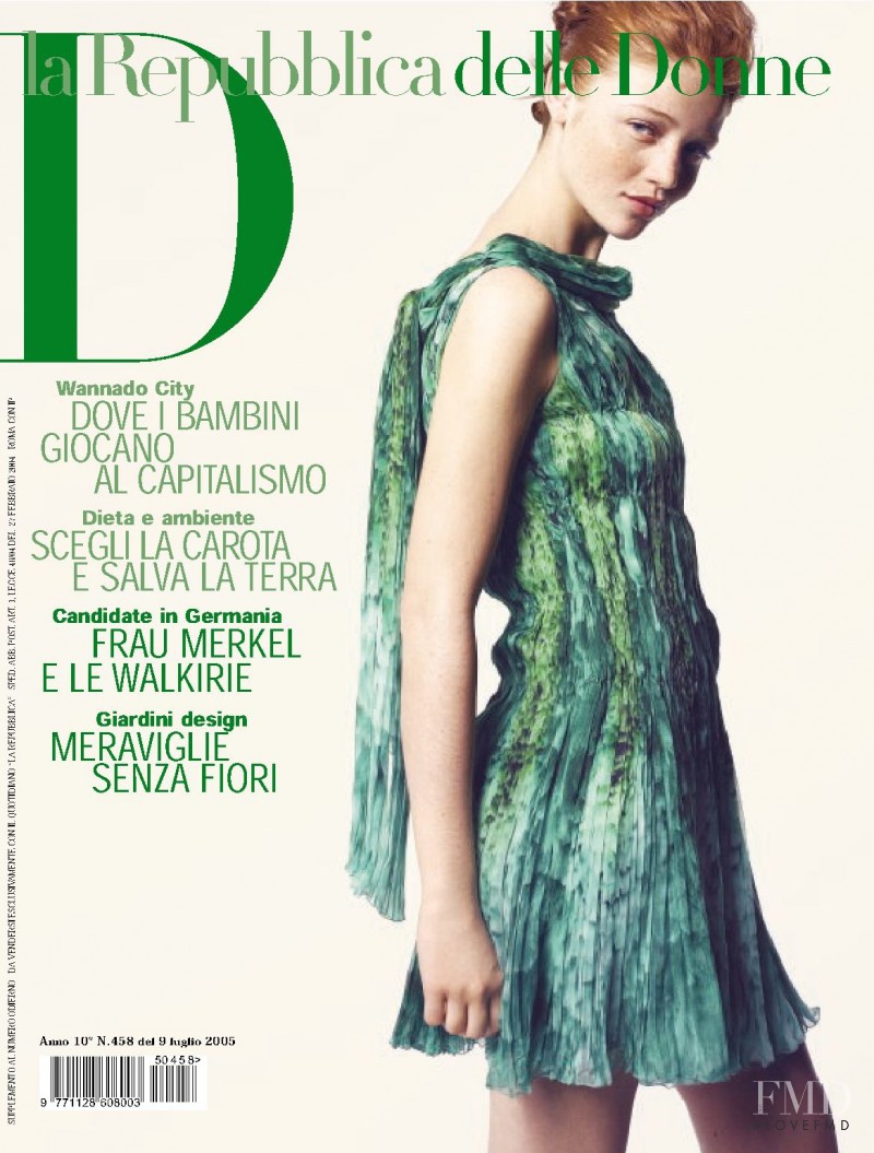 Cintia Dicker featured on the La Repubblica delle Donne cover from July 2005