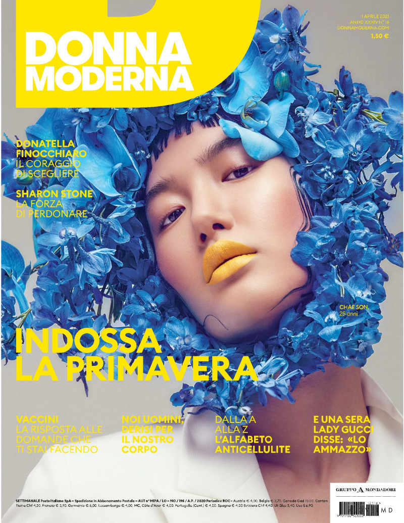  featured on the DONNA MODERNA cover from April 2021