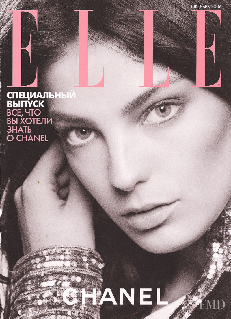 Daria Werbowy featured on the Elle Russia cover from October 2006
