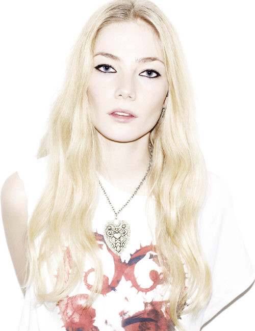 Photo of model Clara Paget - ID 295174