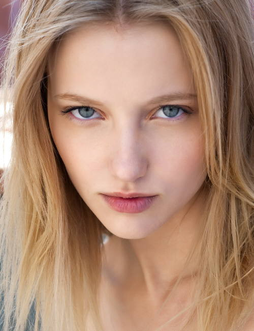 Photo of model Emily van Raay - ID 339632