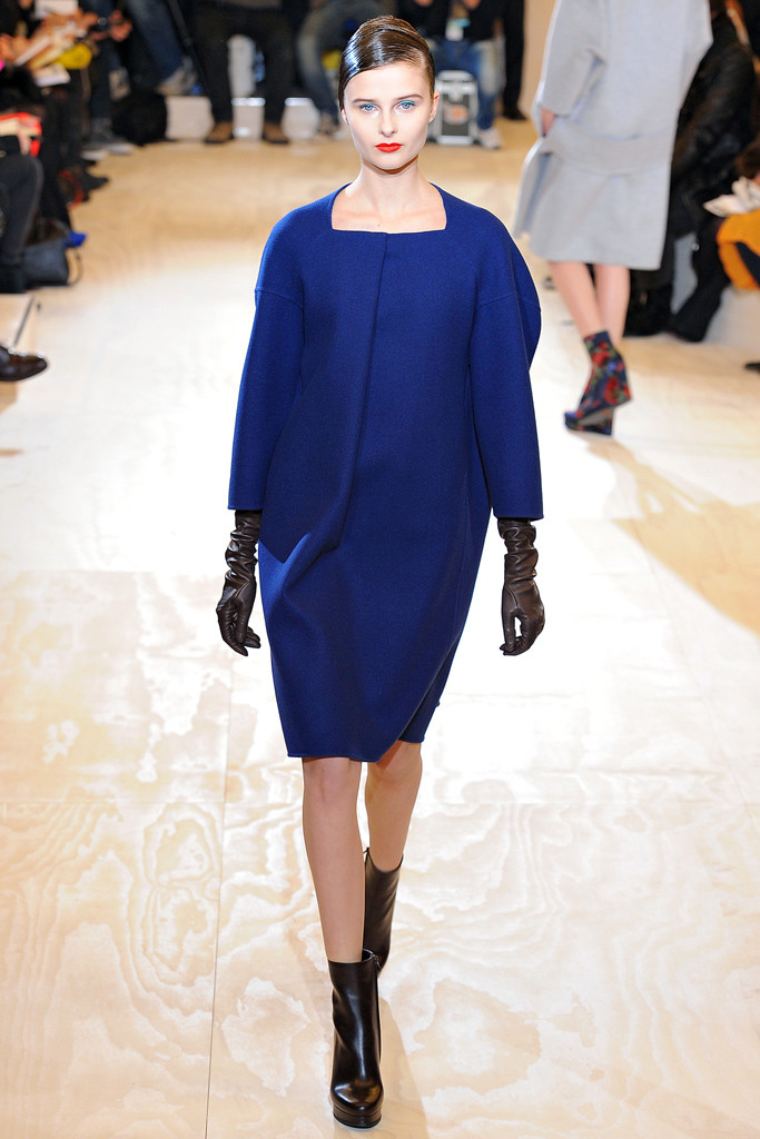 Мода absolute. Jil Sander платья темно синие. Вечерние платья меховыми отделками на рукавах.