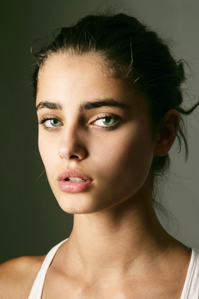 Photo of model Taylor Hill - ID 400577