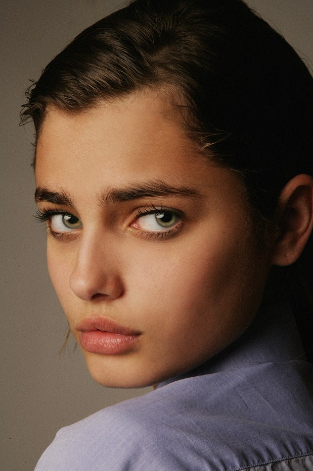 Photo of model Taylor Hill - ID 400580