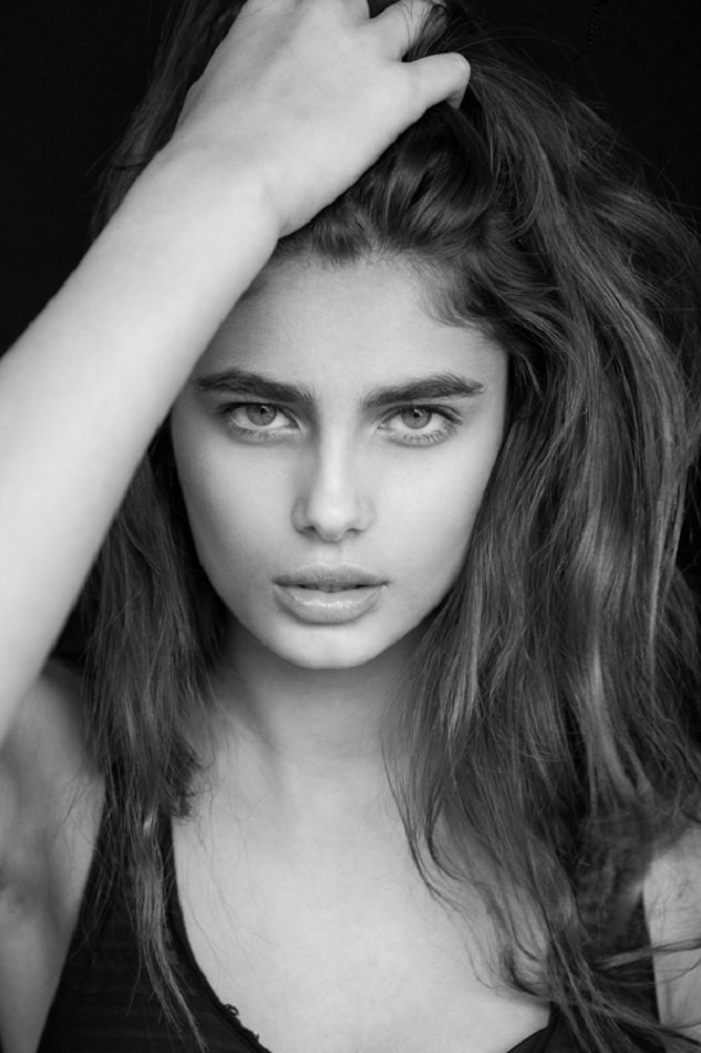 Photo of model Taylor Hill - ID 400587