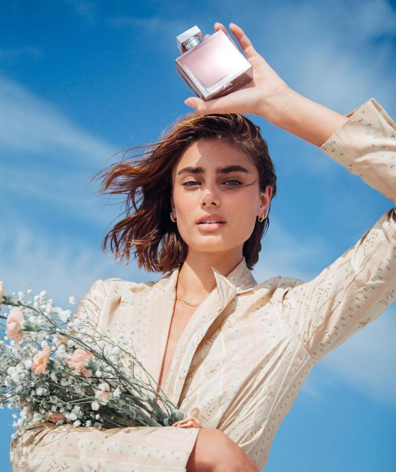 Photo of model Taylor Hill - ID 704715