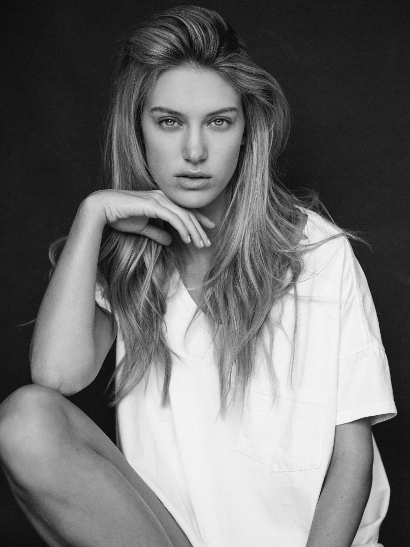 Photo of model Caroline Lowe - ID 639010