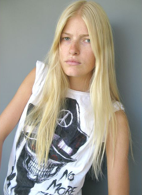 Photo of model Louise Parker - ID 418393