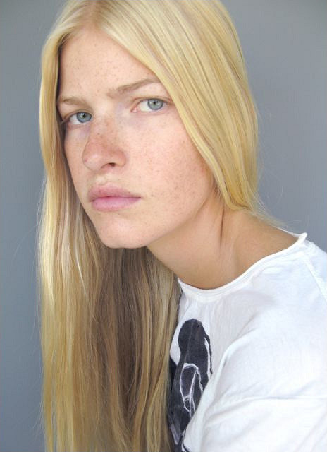 Photo of model Louise Parker - ID 418395