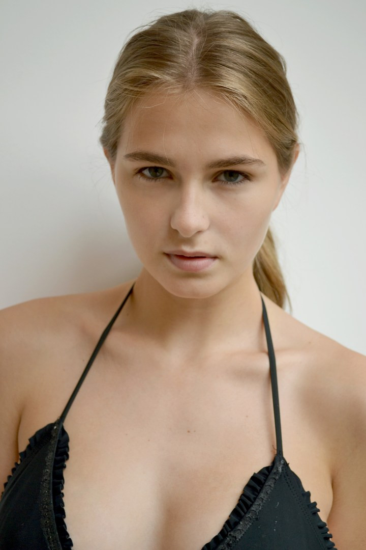 Photo of model Caroline Debruhl  - ID 422772