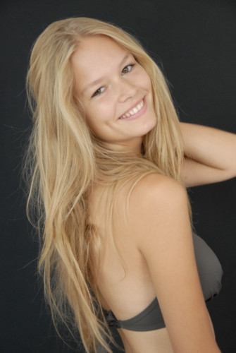 Photo of model Anna Ewers - ID 428565