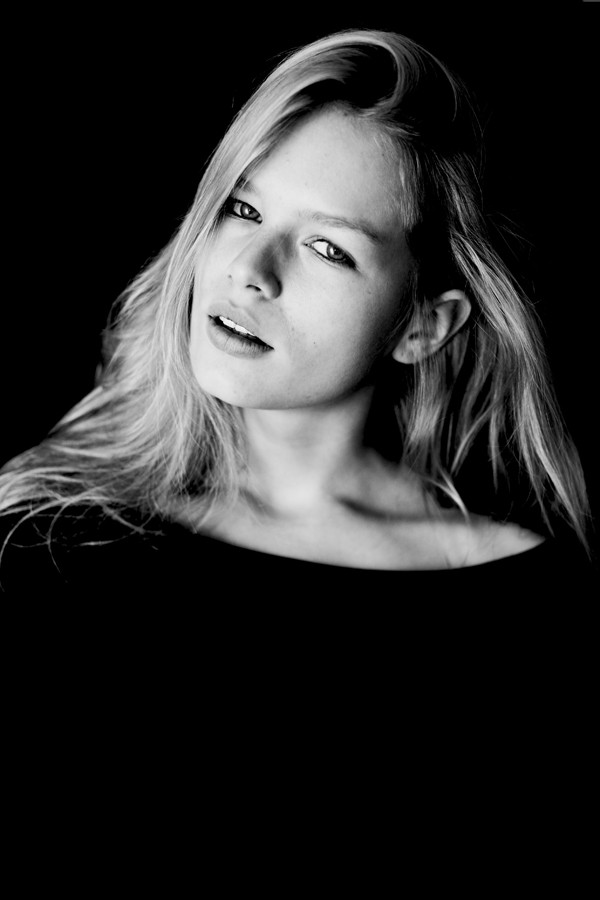 Photo of model Anna Ewers - ID 428584