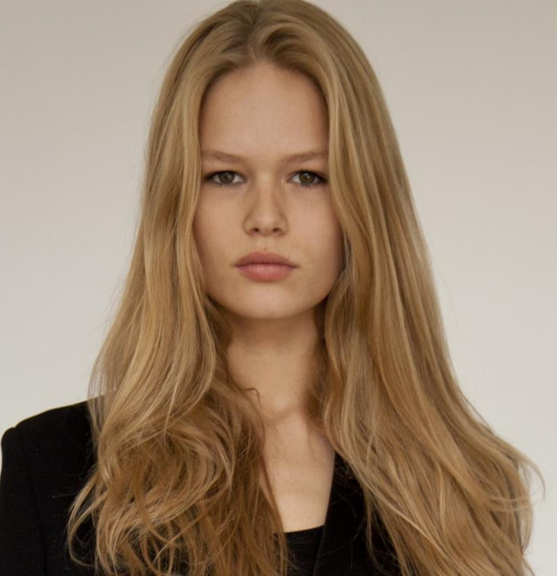 Photo of model Anna Ewers - ID 428595