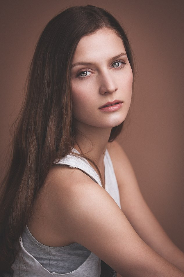Photo of model Esther Petrarca - ID 431360