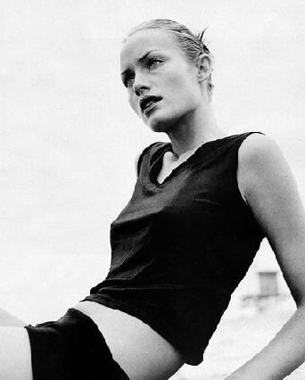 Photo of model Amber Valletta - ID 37834