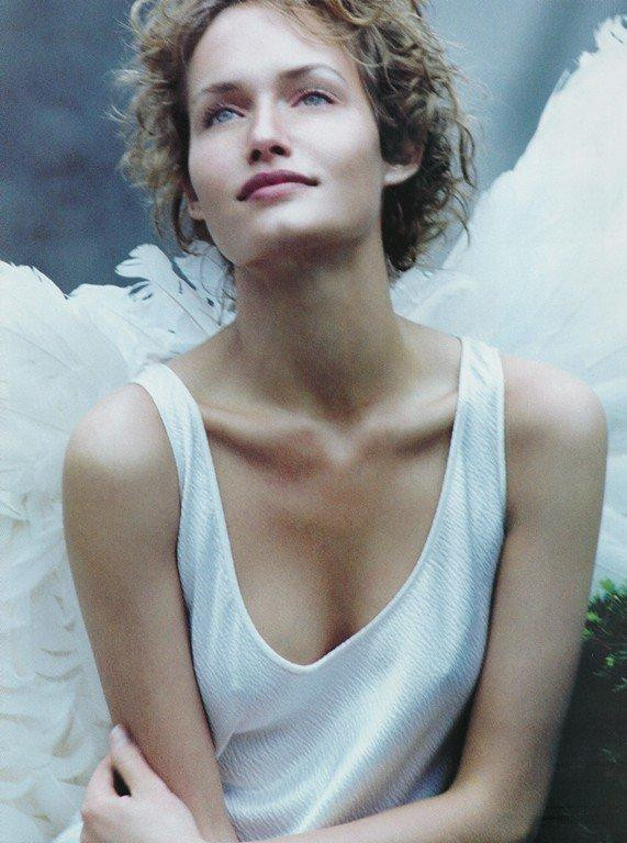 Photo of model Amber Valletta - ID 37853