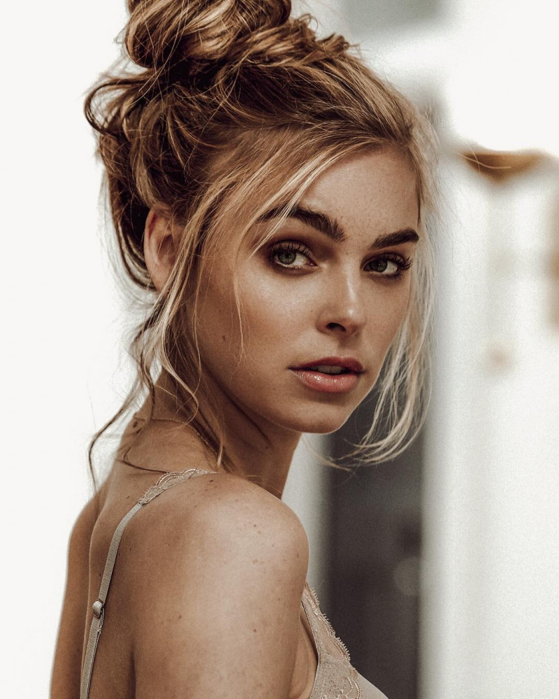 Photo of model Elizabeth Turner - ID 628730